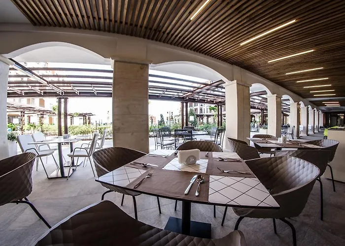 普瑞米尔堡美食全膳食度假村 4*